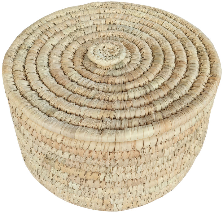 Round woven basket made of palm leaves with a 15-liter capacity and a closed lid featuring a spiral weave pattern.