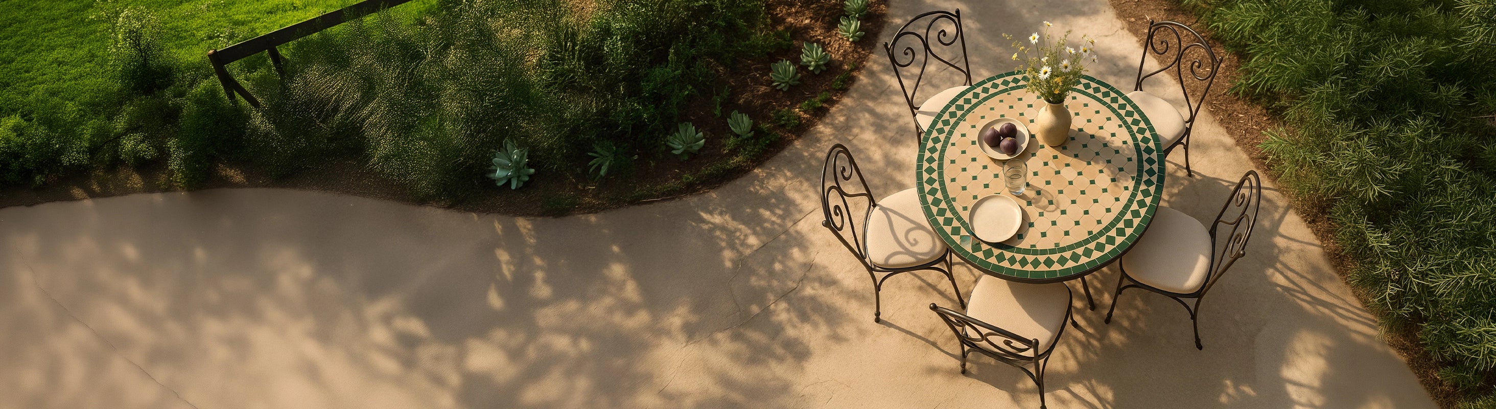 Round mosaic tables – Runder Mosaiktisch mit grünen Zellige-Fliesen und schmiedeeisernen Stühlen auf Terrasse im Garten – ideal für Balkon und Außenbereich