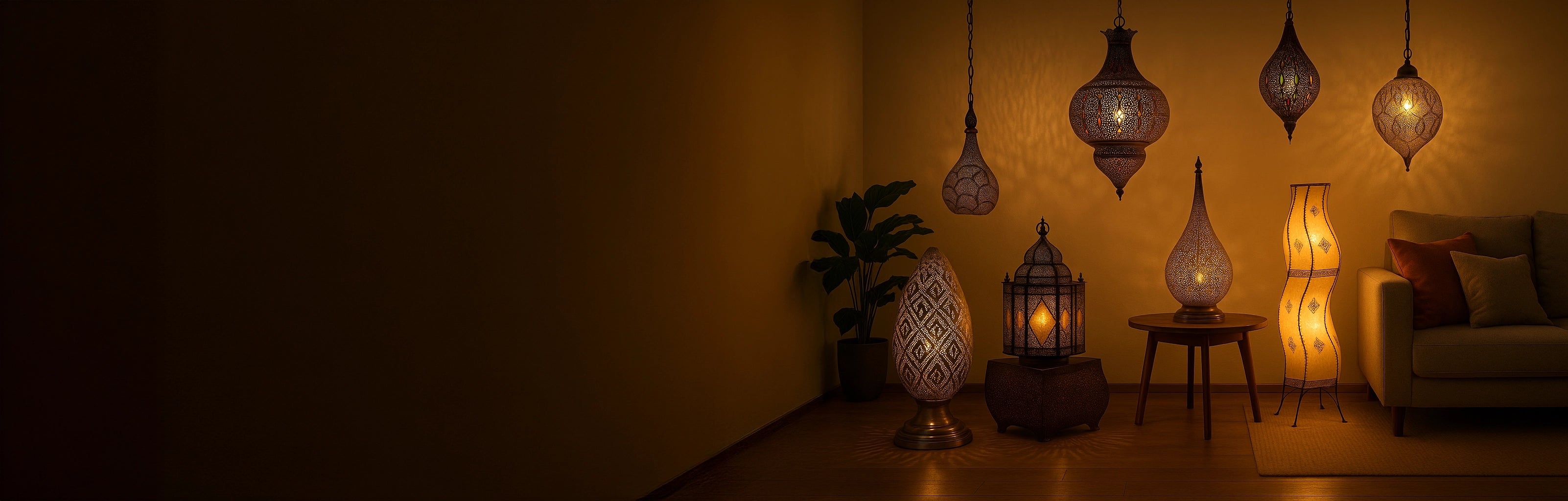 Oriental lamps – A living room with oriental lamps, hanging lamps, floor lamps and table lamps in warm light that creates a cozy atmosphere.