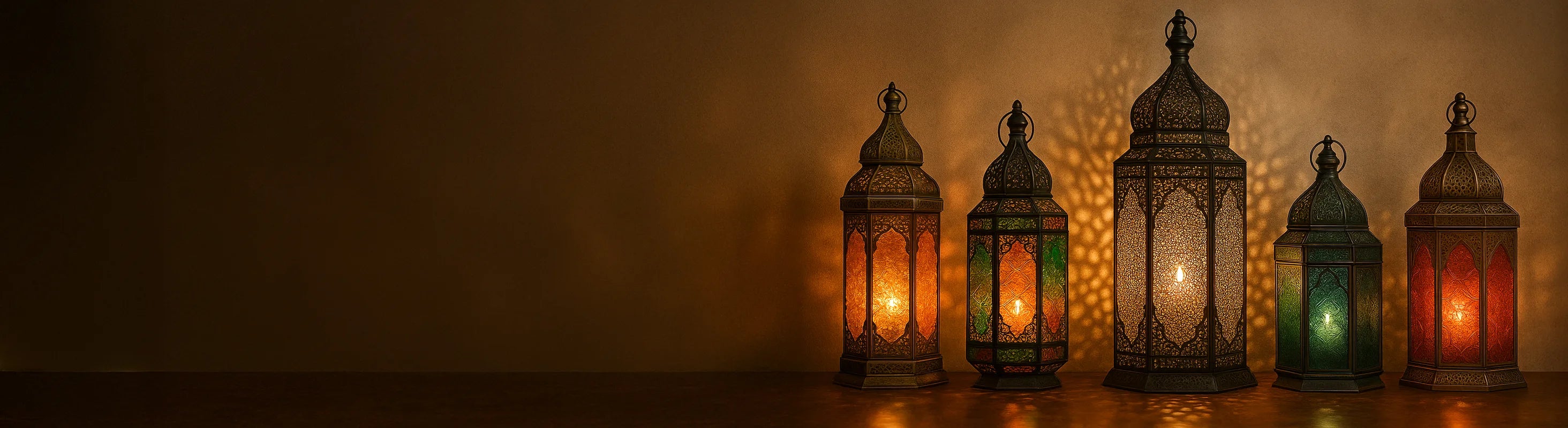 Oriental lanterns – Oriental lanterns made of glass and metal on a stone floor against a Moroccan background provide warm, atmospheric light.