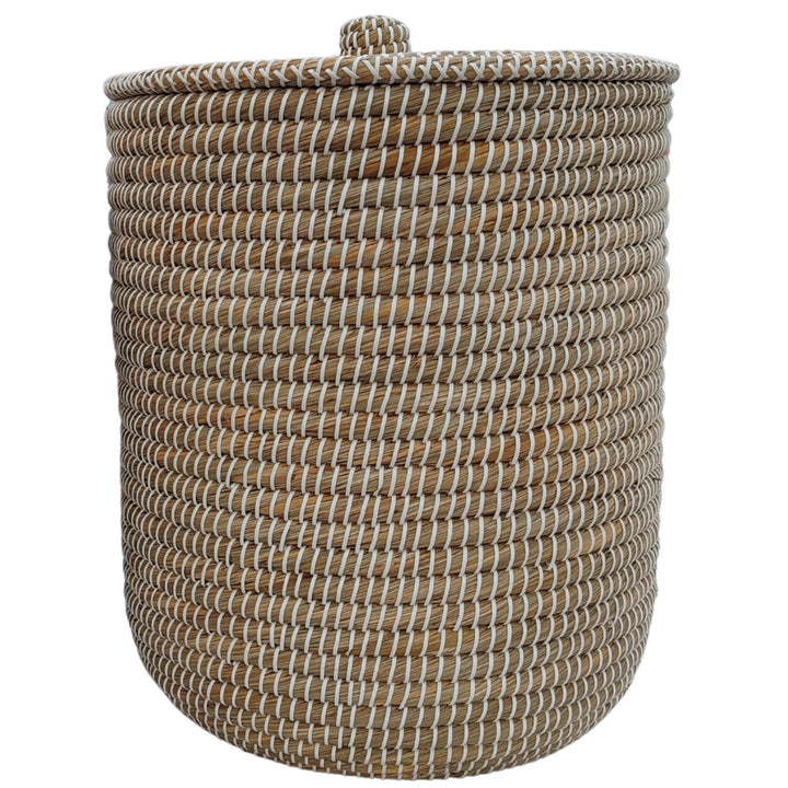 Round laundry basket made of seagrass in natural/white with a closed lid and a capacity of approximately 65 liters.
