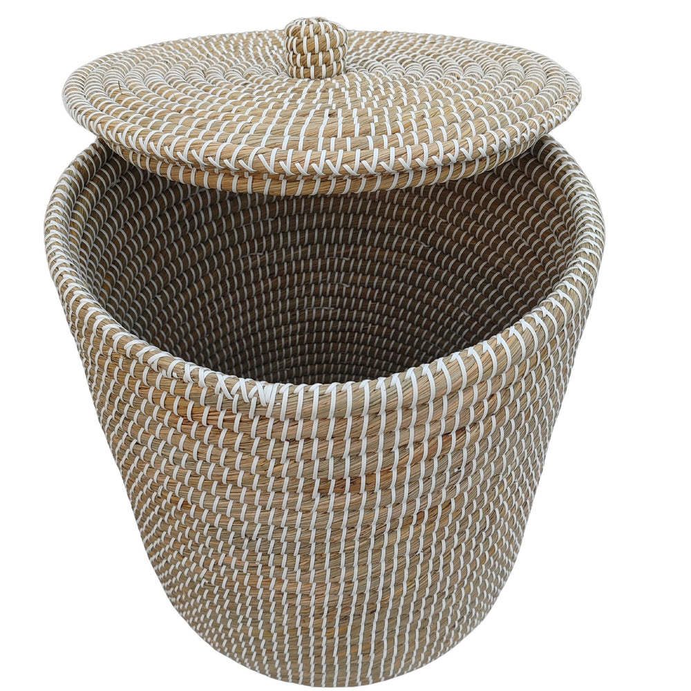 Open laundry basket made of seagrass with a capacity of approximately 65 liters and a raised lid; interior view.