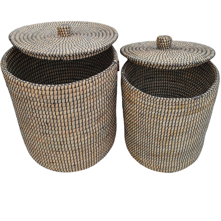 Zwei Wäschesammler aus Seegras mit angehobenen Deckeln und sichtbarem Innenraum, ca. 40 und 65 Liter Volumen.